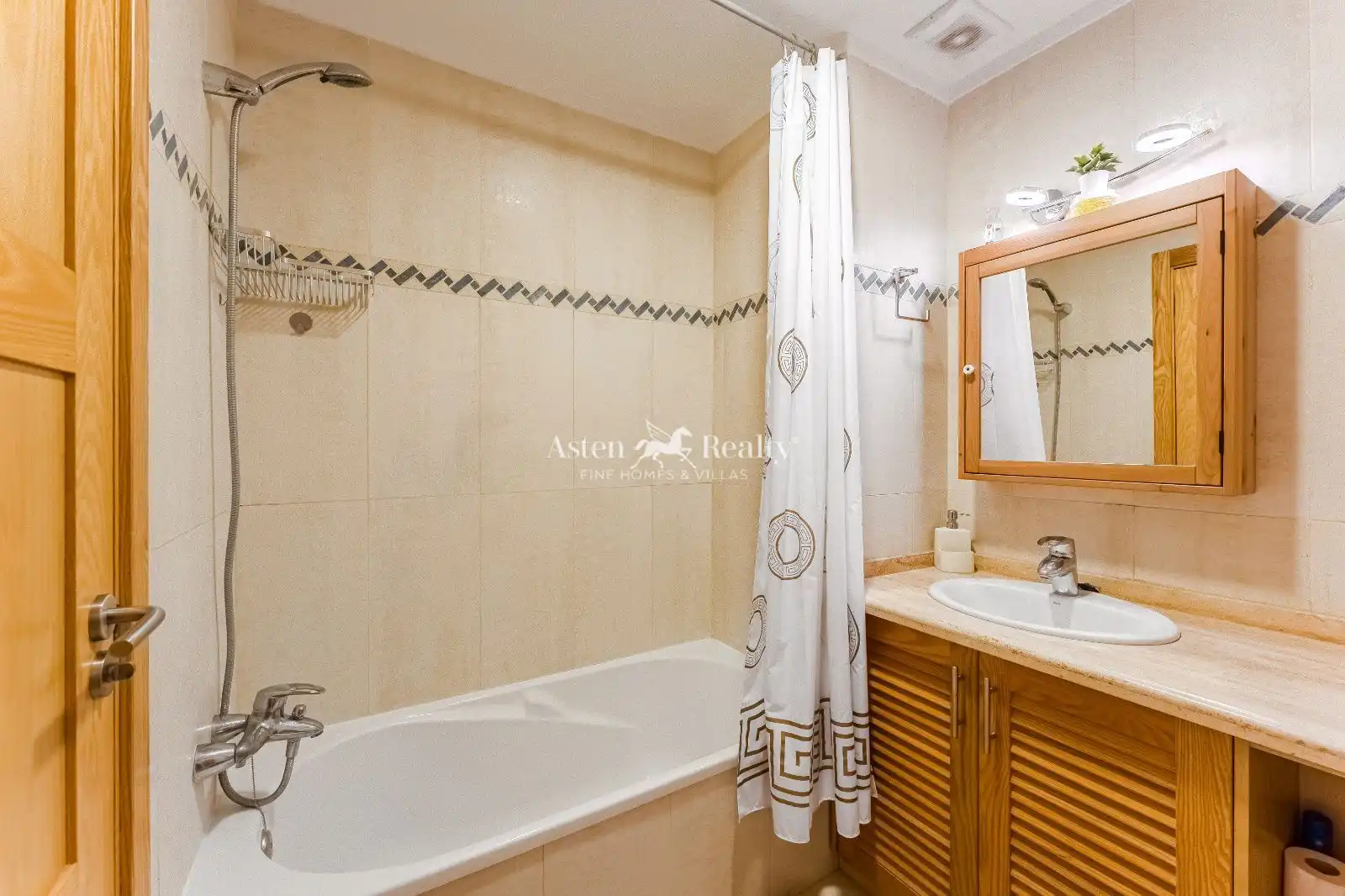 Badezimmer von Einfamilien-Reihenhaus zum Verkauf in Santiago del Teide mit Privatgarten, Terrasse und Abstellraum