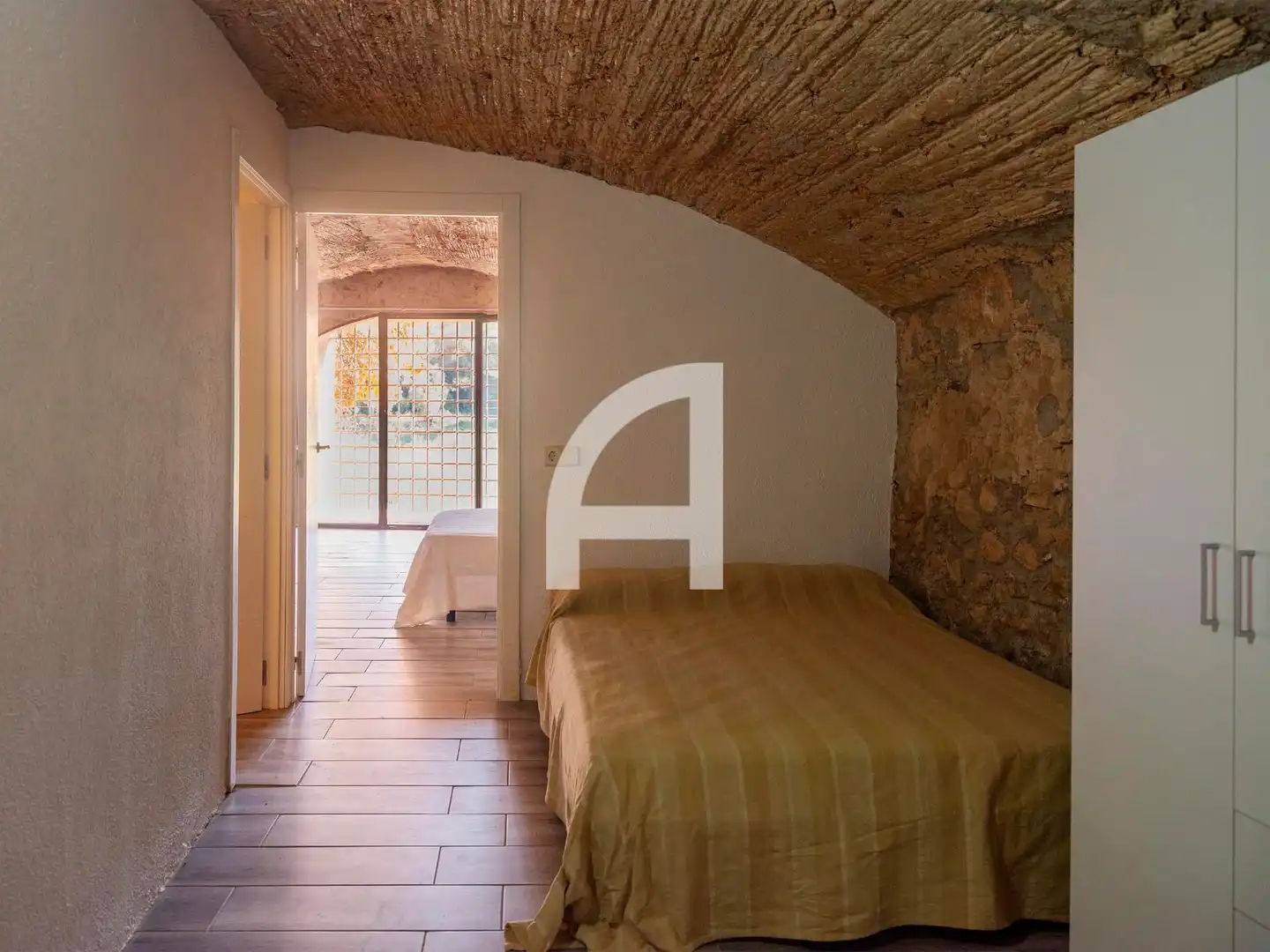 Habitación de Finca rústica en venta en Sant Miquel de Fluvià con Calefacción, Piscina y Amueblado