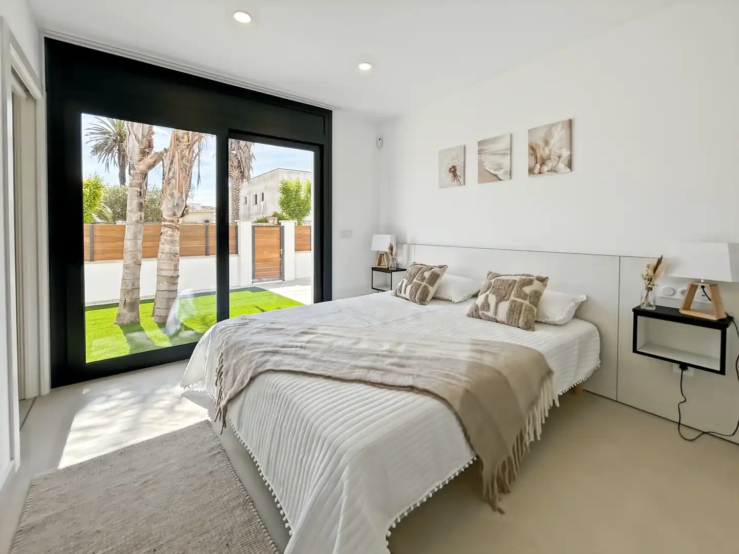 Schlafzimmer von Einfamilien-Reihenhaus zum Verkauf in Empuriabrava mit Klimaanlage, Heizung und Schwimmbad
