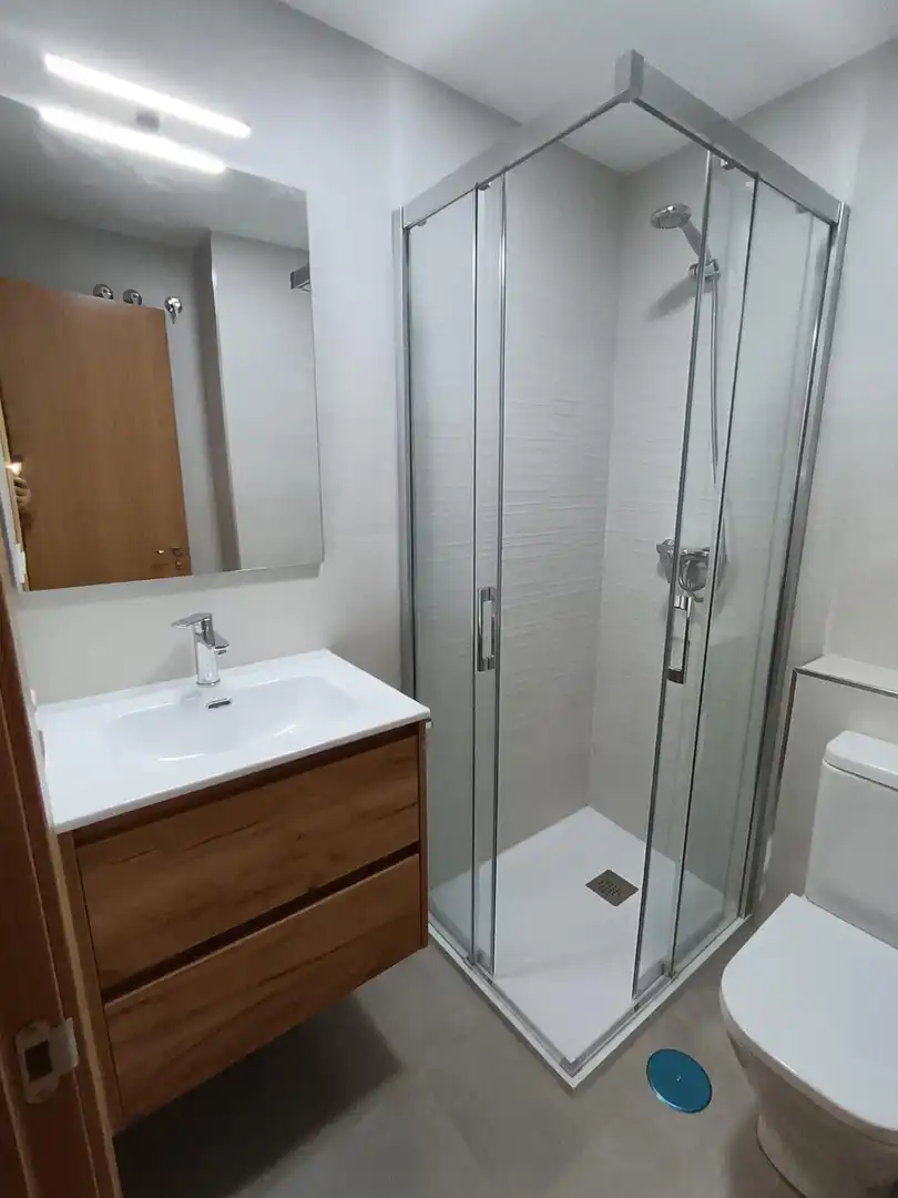 Badezimmer von Wohnung zur Miete in Ourense Capital  mit Heizung und Möbliert