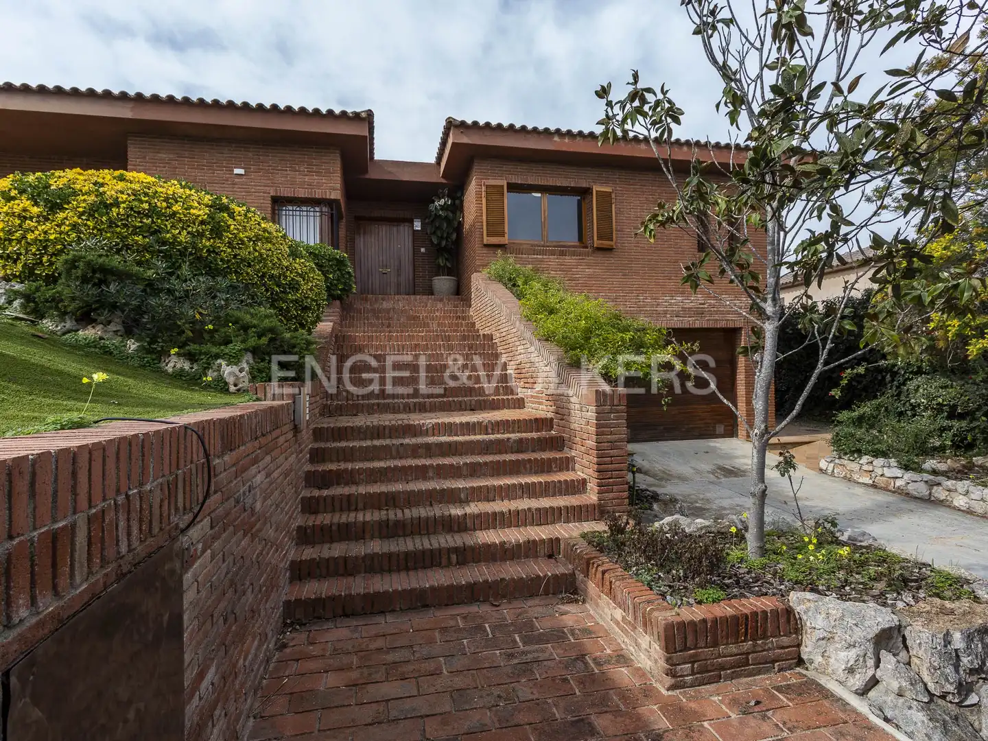 Vista exterior de Casa o xalet en venda en Vilanova i la Geltrú amb Calefacció, Jardí privat i Terrassa