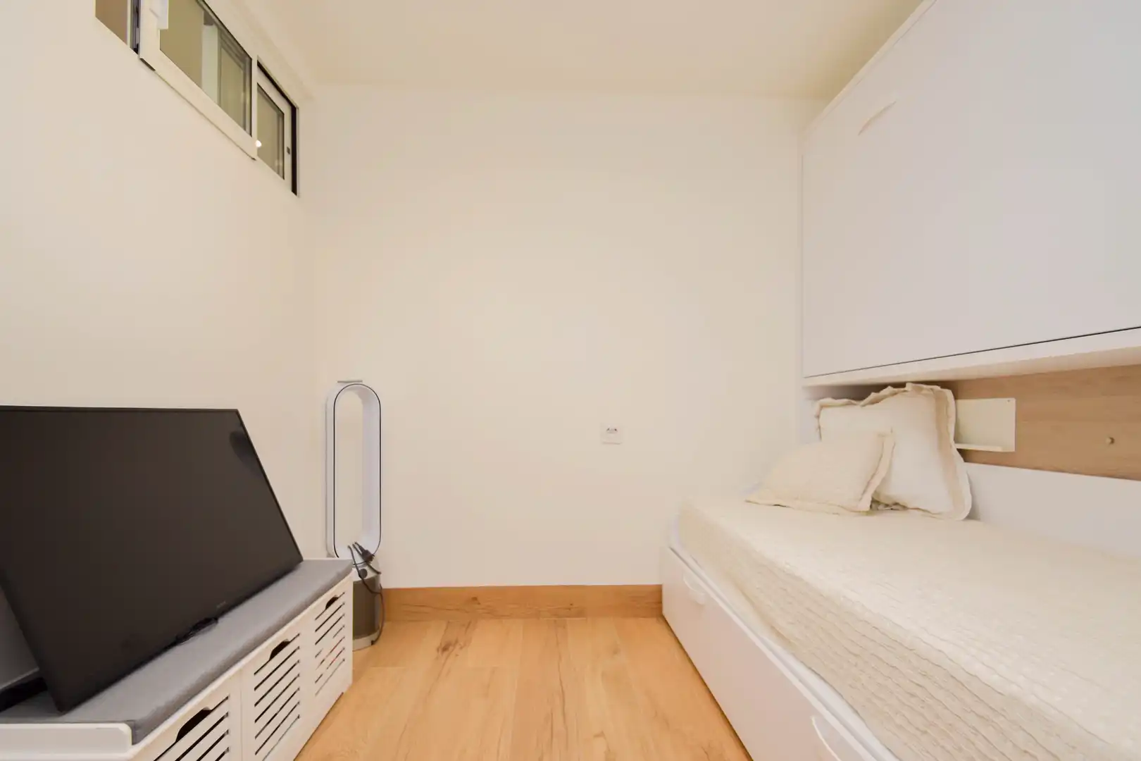 Bedroom of Flat for sale in Almuñécar  with Parquet flooring, Terrace and Furnished