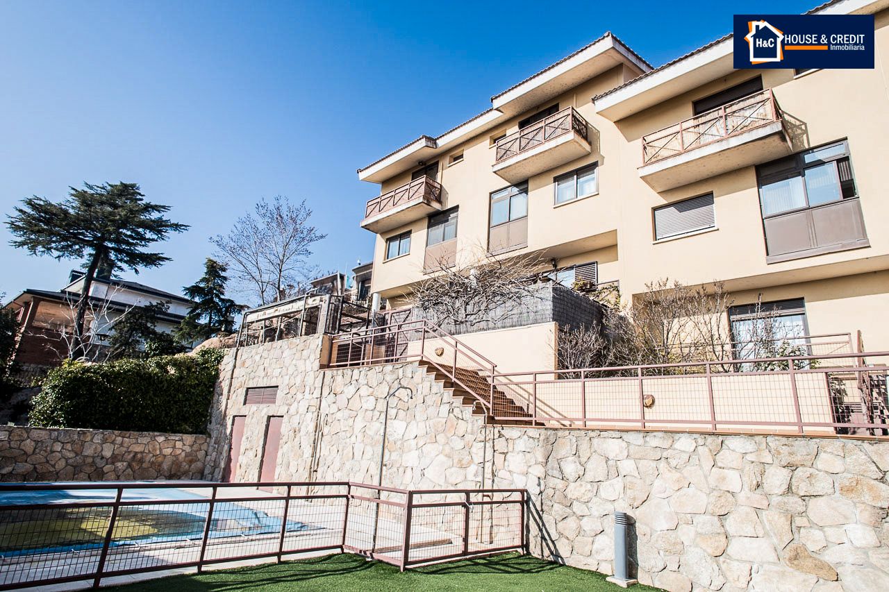 Exterior view of Single-family semi-detached for sale in Manzanares El Real  with Air Conditioner, Heating and Private garden
