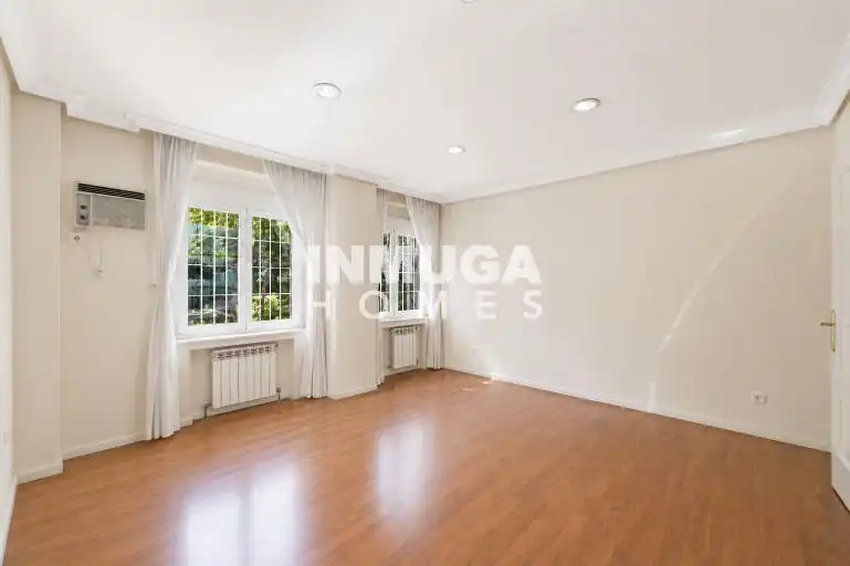 Bedroom of Flat for sale in Madrid  with Air Conditioner, Heating and Storage room
