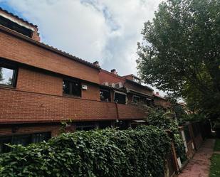 Vista exterior de Casa adosada en venda en Boadilla del Monte amb Aire condicionat