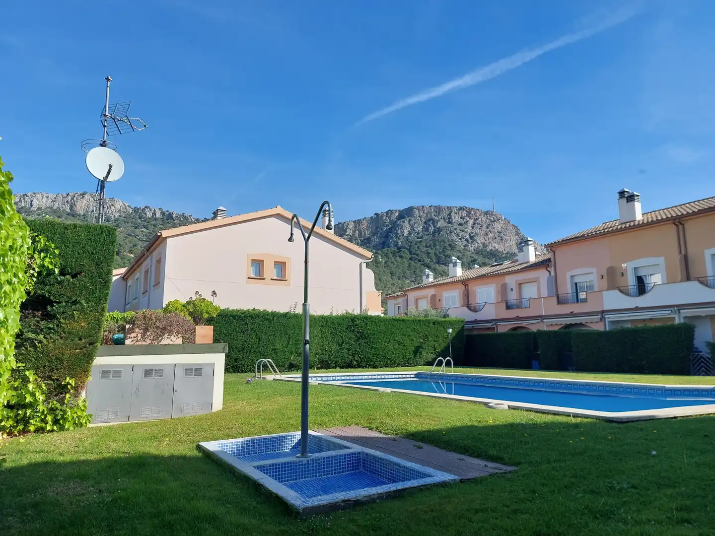 Schwimmbecken von Einfamilien-Reihenhaus zum Verkauf in L'Estartit mit Klimaanlage, Heizung und Terrasse