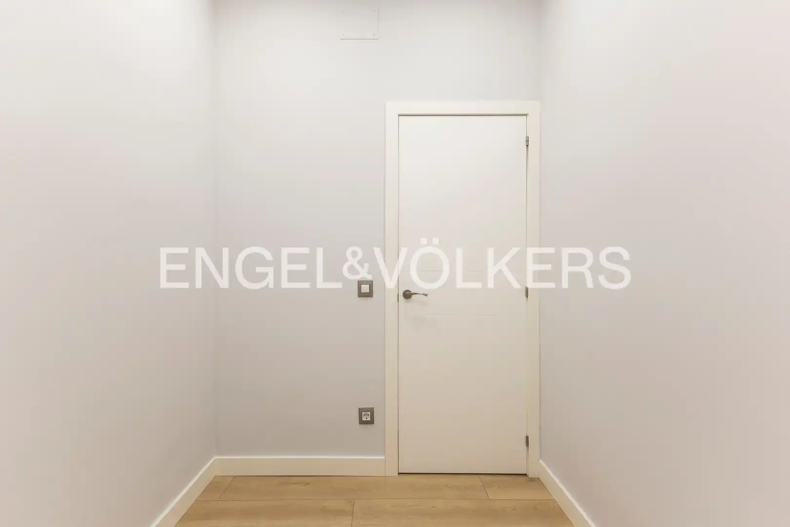 Ground floor for rent in Madrid  with Heating and Furnished