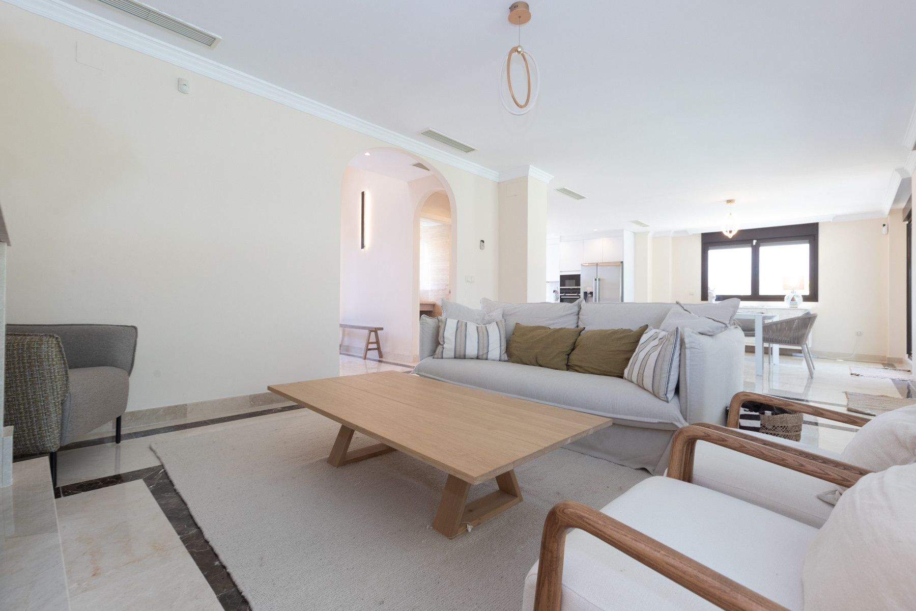 Sala d'estar de Casa o xalet en venda en Estepona amb Aire condicionat, Jardí privat i Terrassa