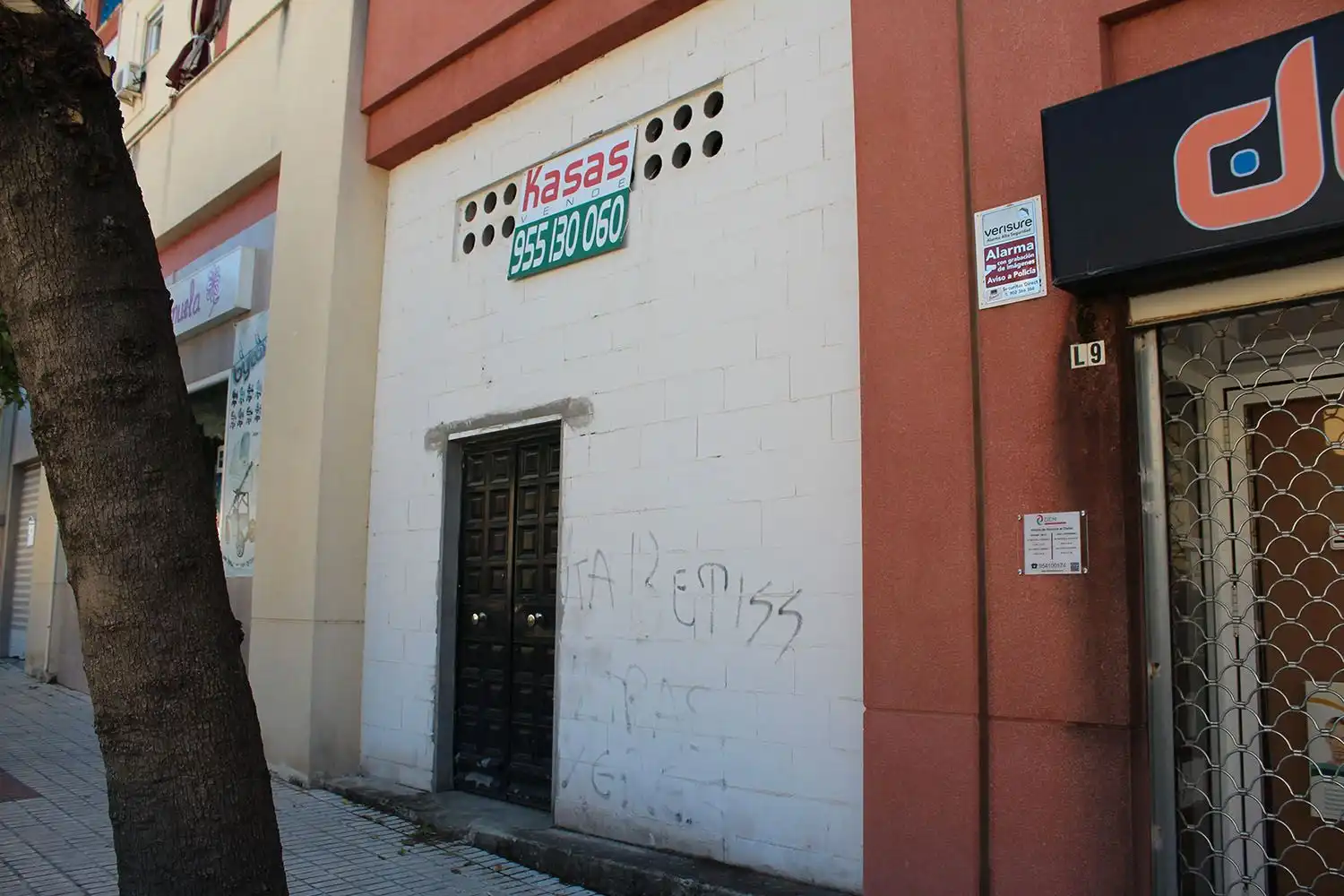 Vista exterior de Local en venta en Alcalá de Guadaira