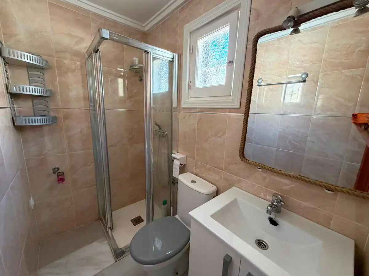 Baño de Piso en venta en Torrevieja con Terraza, Amueblado y Horno