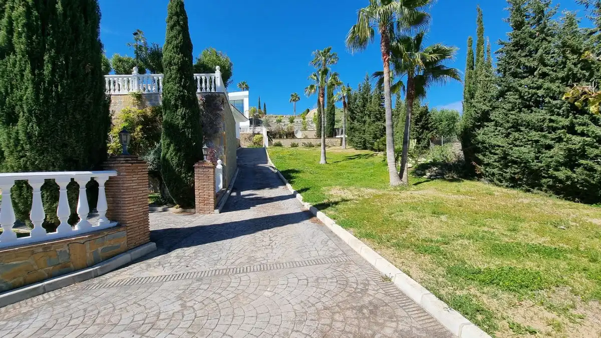 Vista exterior de Casa o xalet de lloguer en Benahavís amb Aire condicionat, Jardí privat i Terrassa