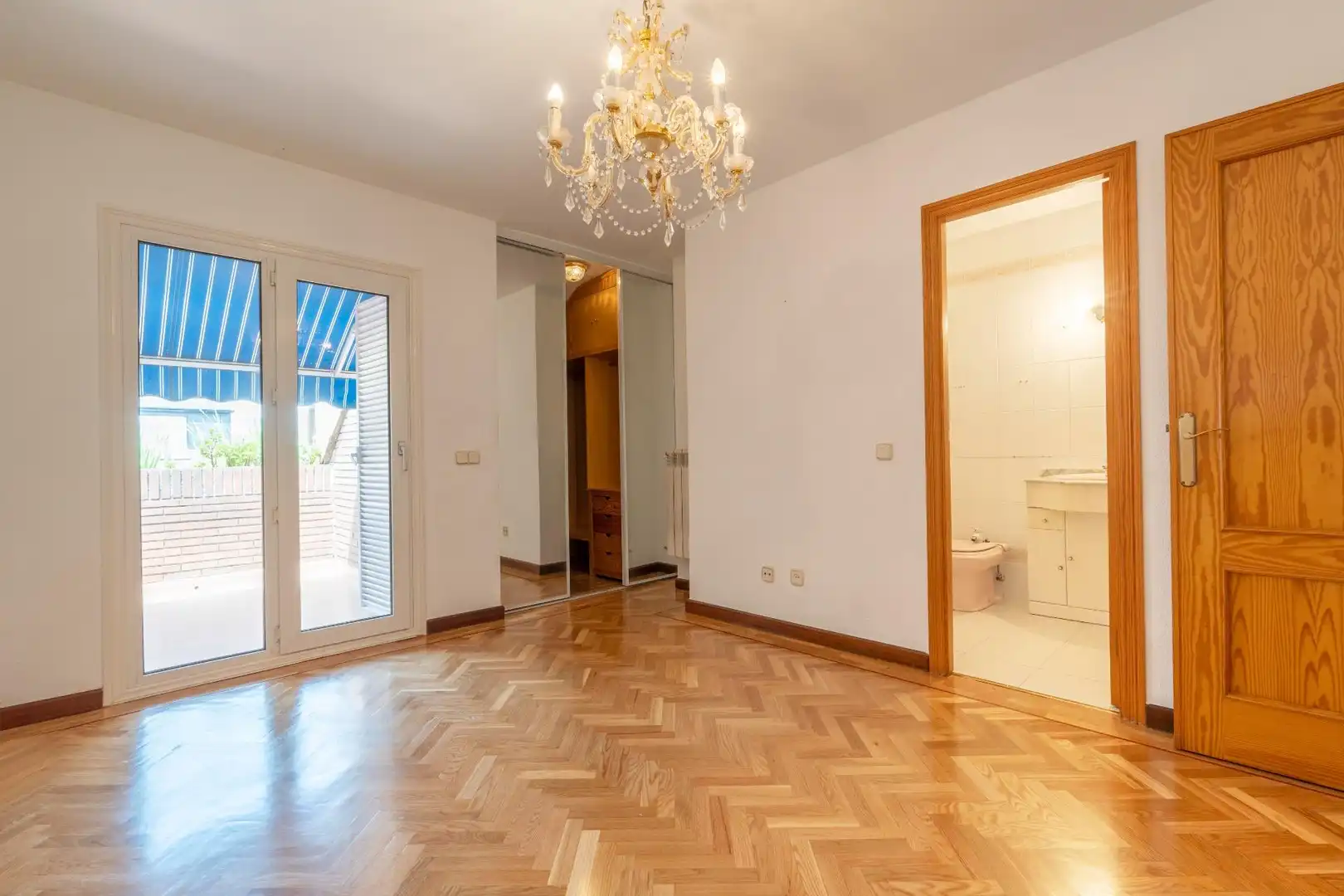 Casa aparellada amb piscina en venda a Avenida Europa, imagen 33
