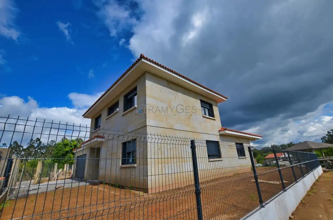 Vista exterior de Casa o xalet en venda en Tomiño amb Calefacció, Jardí privat i Terrassa