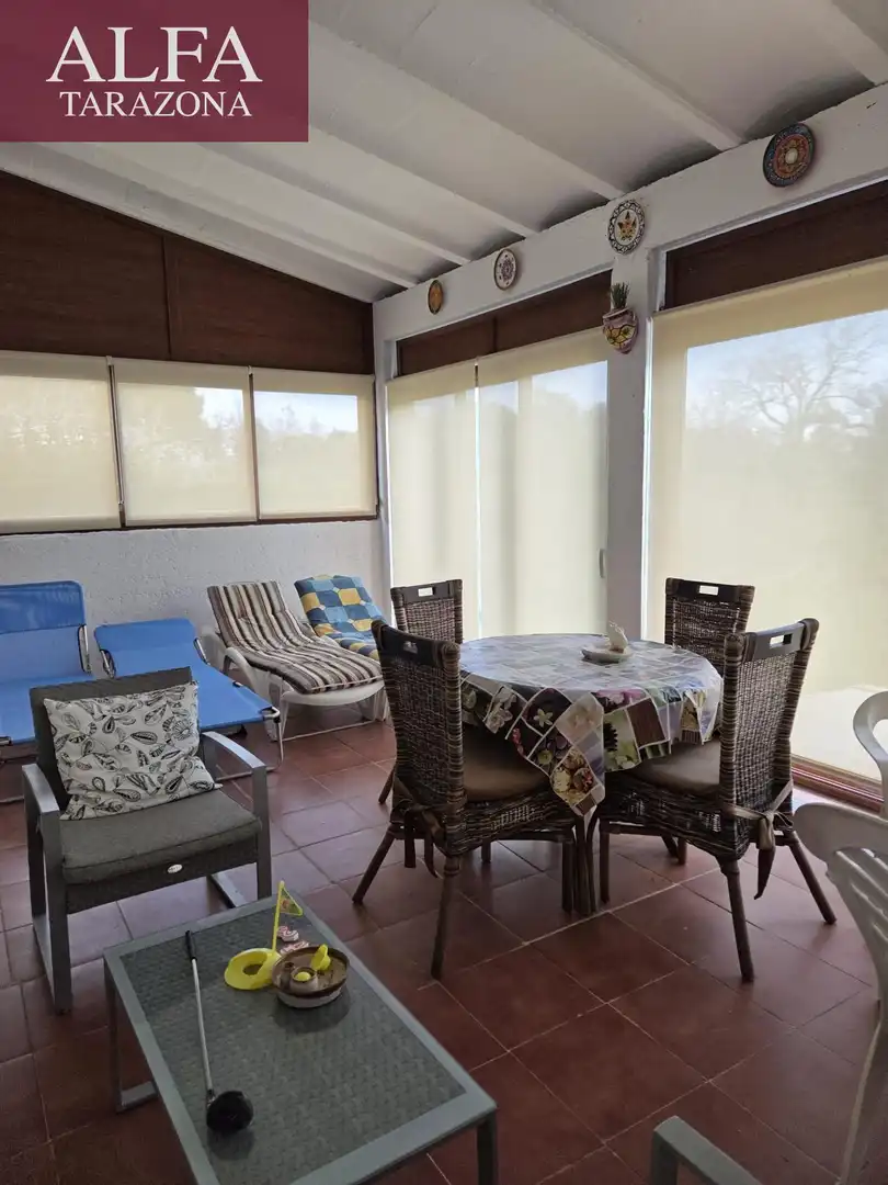 Terrasse von Einfamilien-Reihenhaus zum Verkauf in Añón de Moncayo mit Privatgarten, Terrasse und Gemeinschaftspool