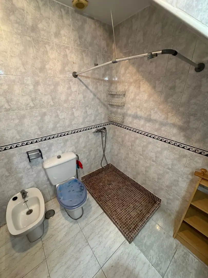 Badezimmer von Erdgeschoss zum Verkauf in La Algaba mit Klimaanlage, Möbliert und Waschmaschine