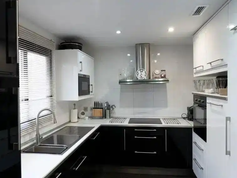 Cocina de Casa adosada en venta en Marbella con Aire acondicionado, Jardín privado y Piscina