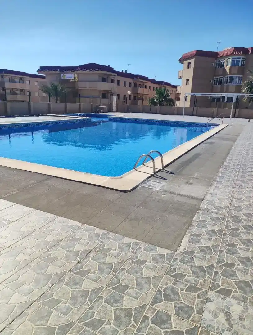 Schwimmbecken von Erdgeschoss zur Miete in La Manga del Mar Menor mit Klimaanlage, Möbliert und Ofen