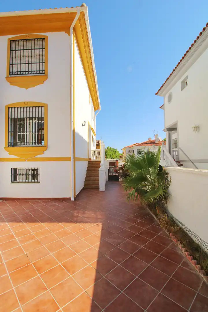 Vista exterior de Casa adosada en venda en Alhaurín de la Torre amb Aire condicionat, Terrassa i Traster