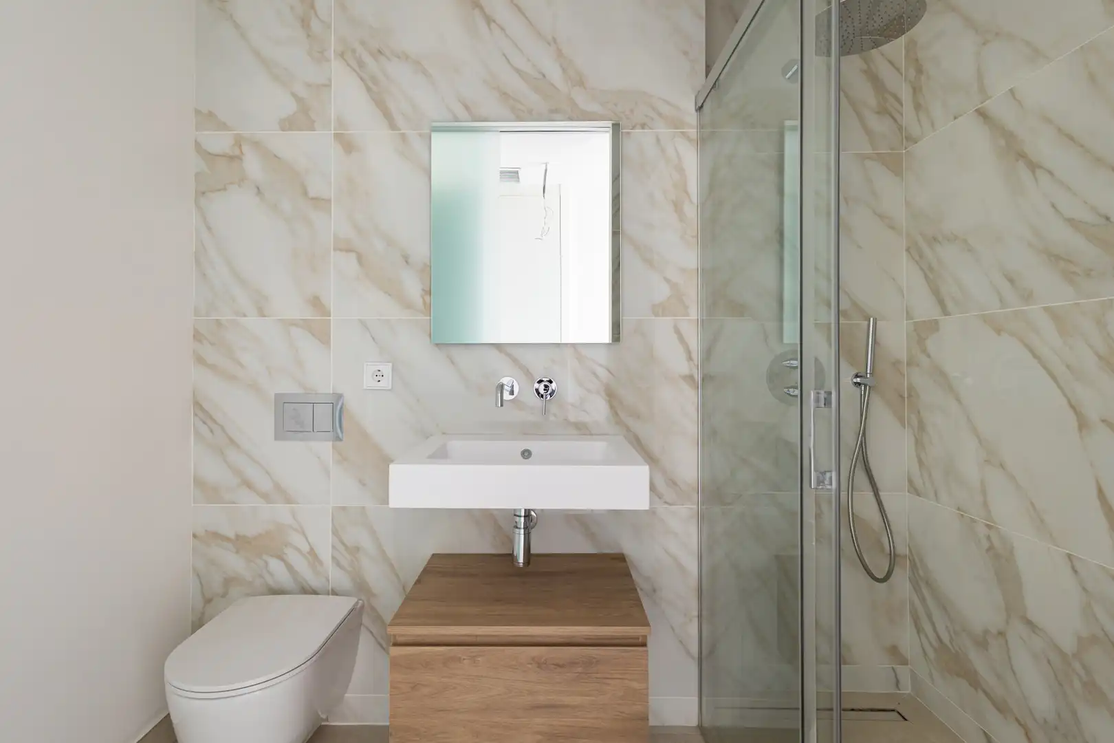Badezimmer von Erdgeschoss zum Verkauf in Benahavís mit Klimaanlage, Heizung und Privatgarten