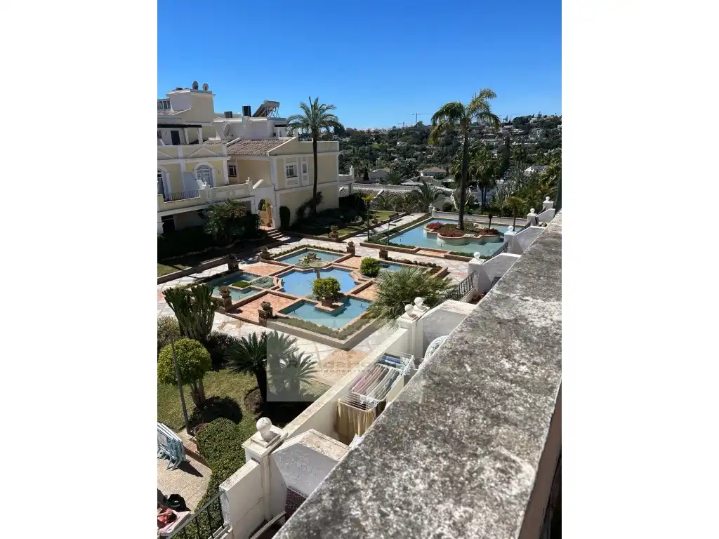 Vista exterior de Piso de alquiler en Marbella con Terraza