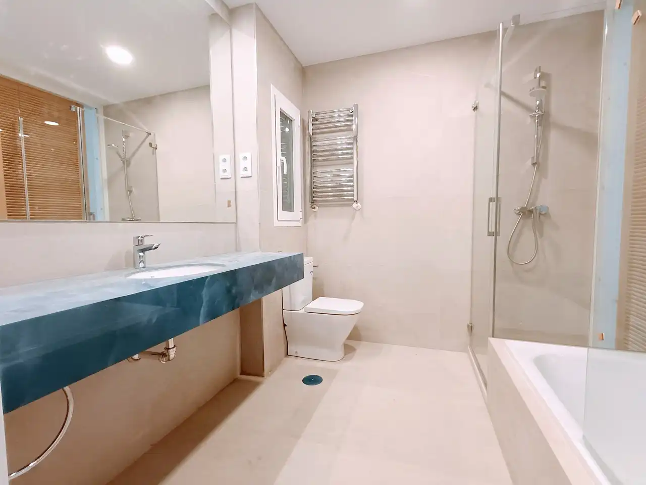 Bathroom of Flat for rent in Madrid  with Air Conditioner, Heating and Terrace