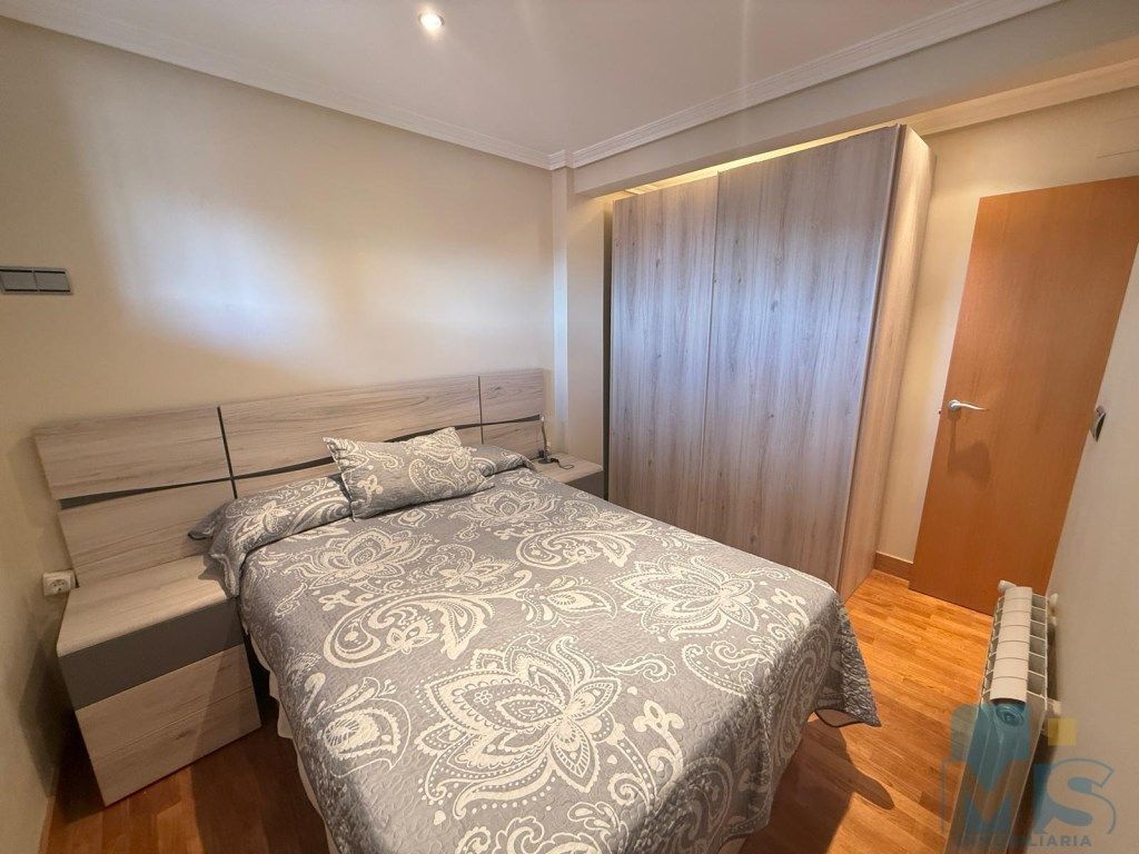 Dormitori de Pis en venda en Donostia - San Sebastián  amb Balcó