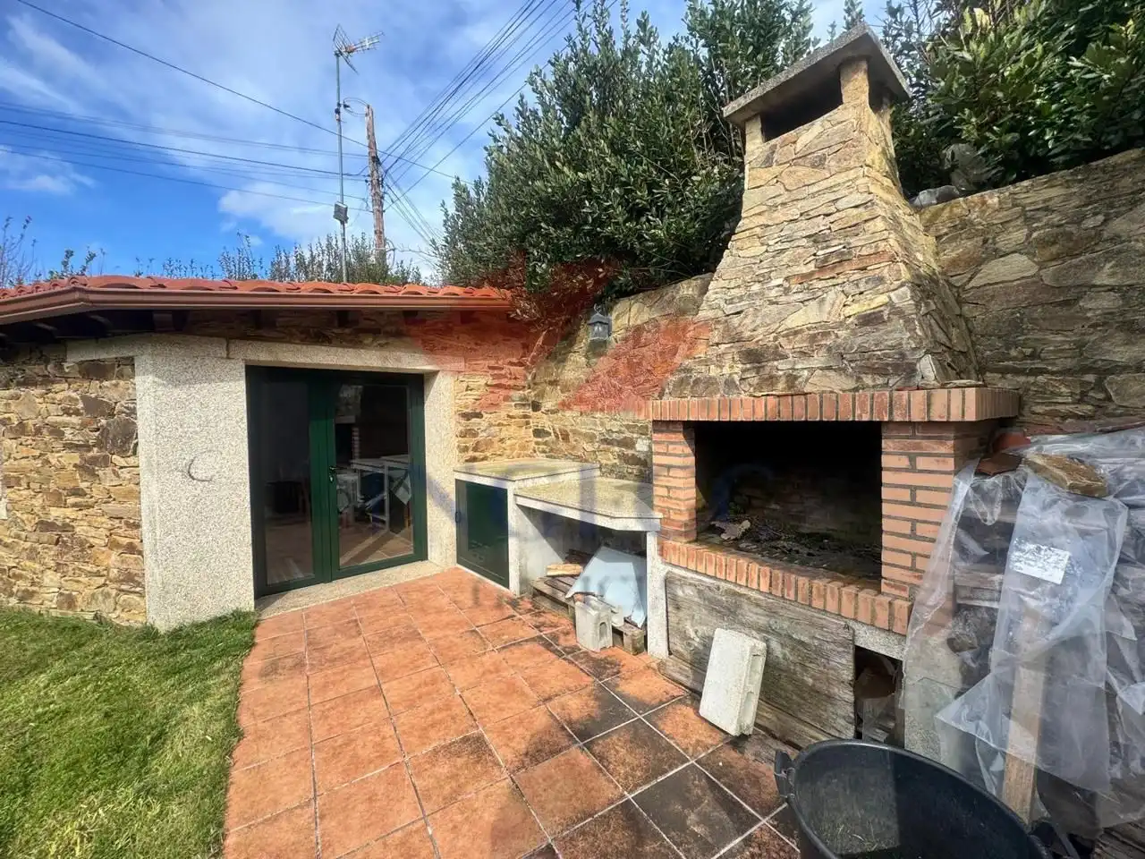 Casa rústica amb terrassa en venda a Leduzo, imagen 3