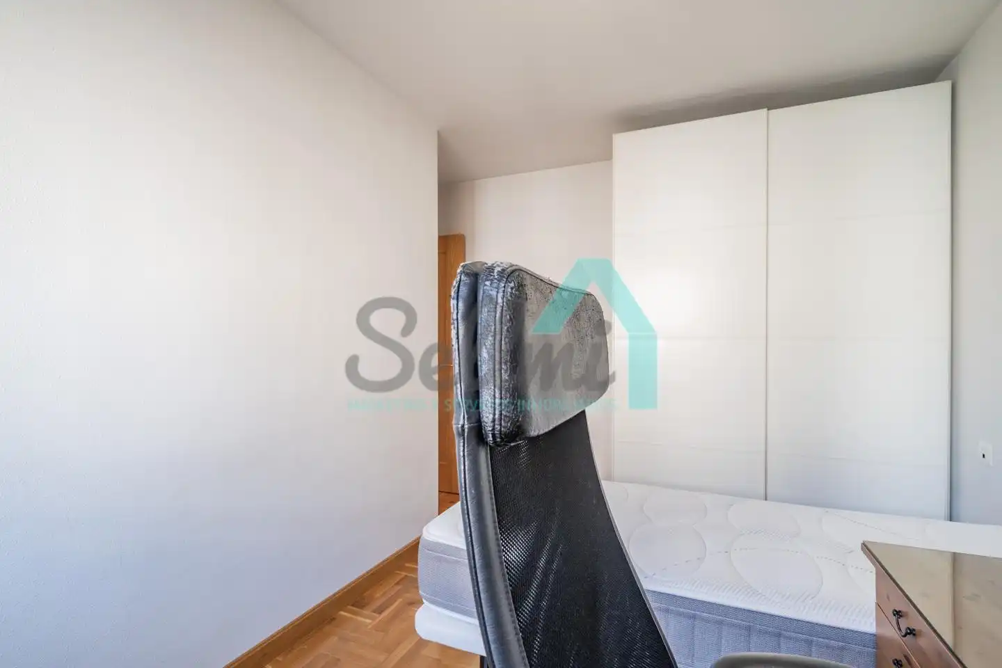 Bedroom of Flat for rent in Oviedo   with Heating, Parquet flooring and Furnished