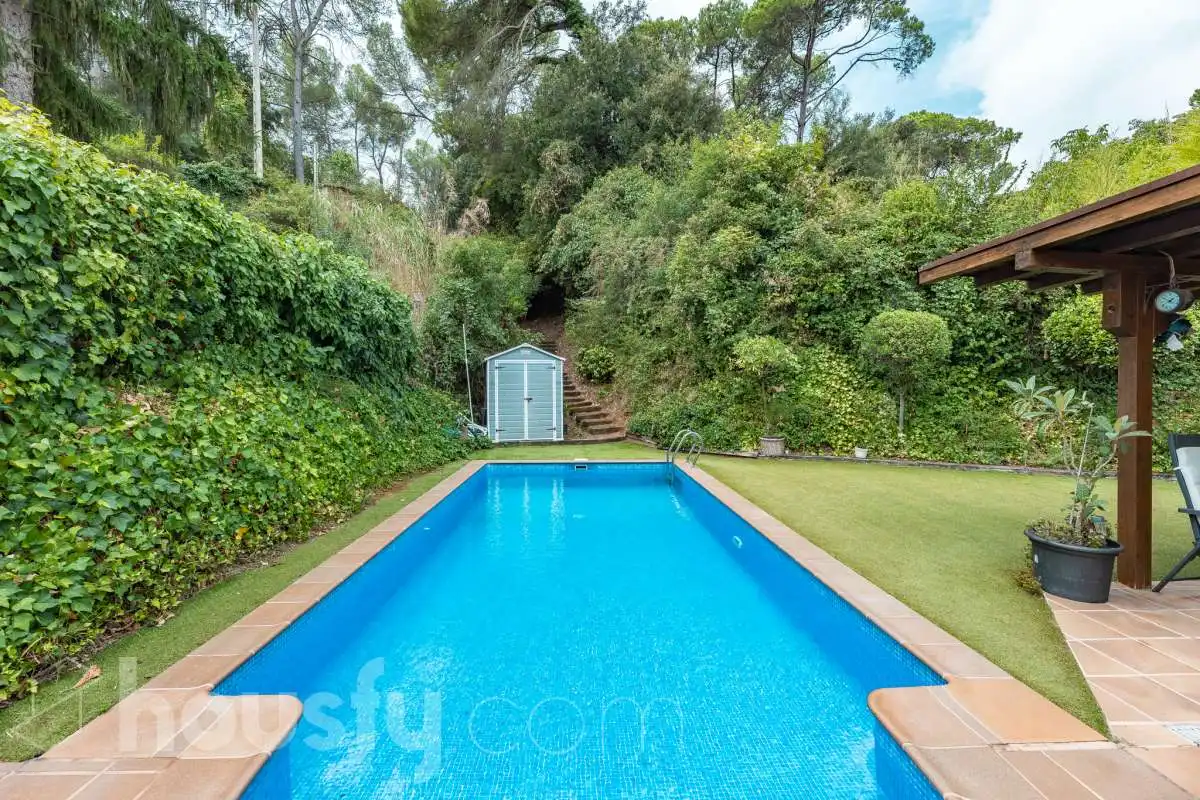 Piscina de Casa o xalet en venda en Sant Cugat del Vallès amb Aire condicionat, Calefacció i Jardí privat
