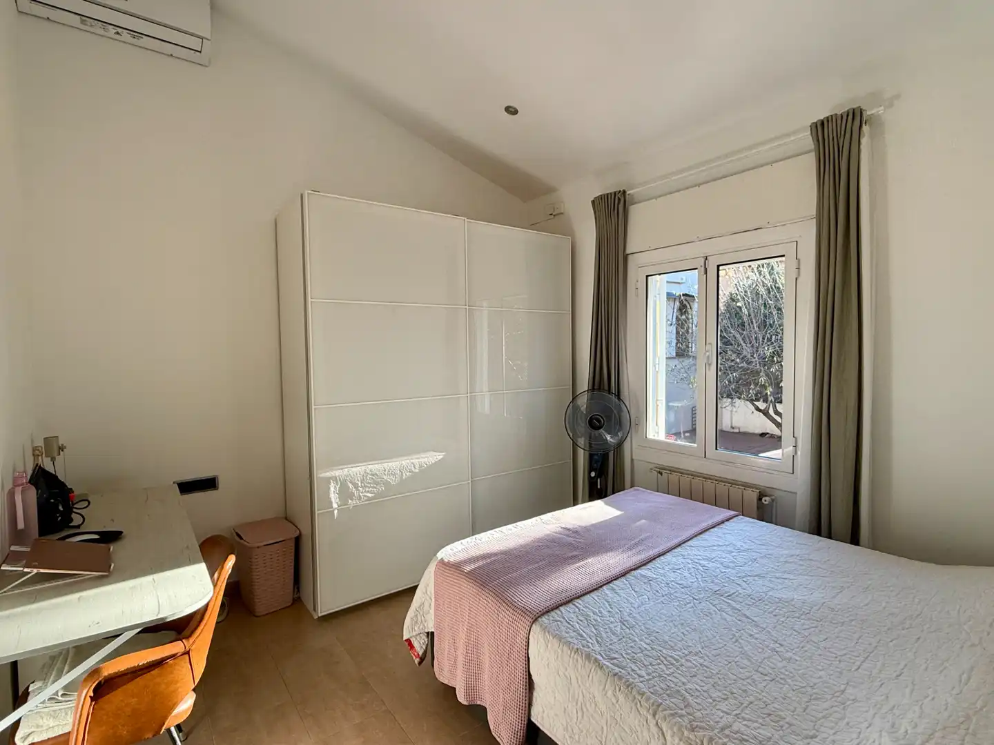Habitación de Casa adosada en venta en Barcelona con Aire acondicionado, Calefacción y Jardín privado