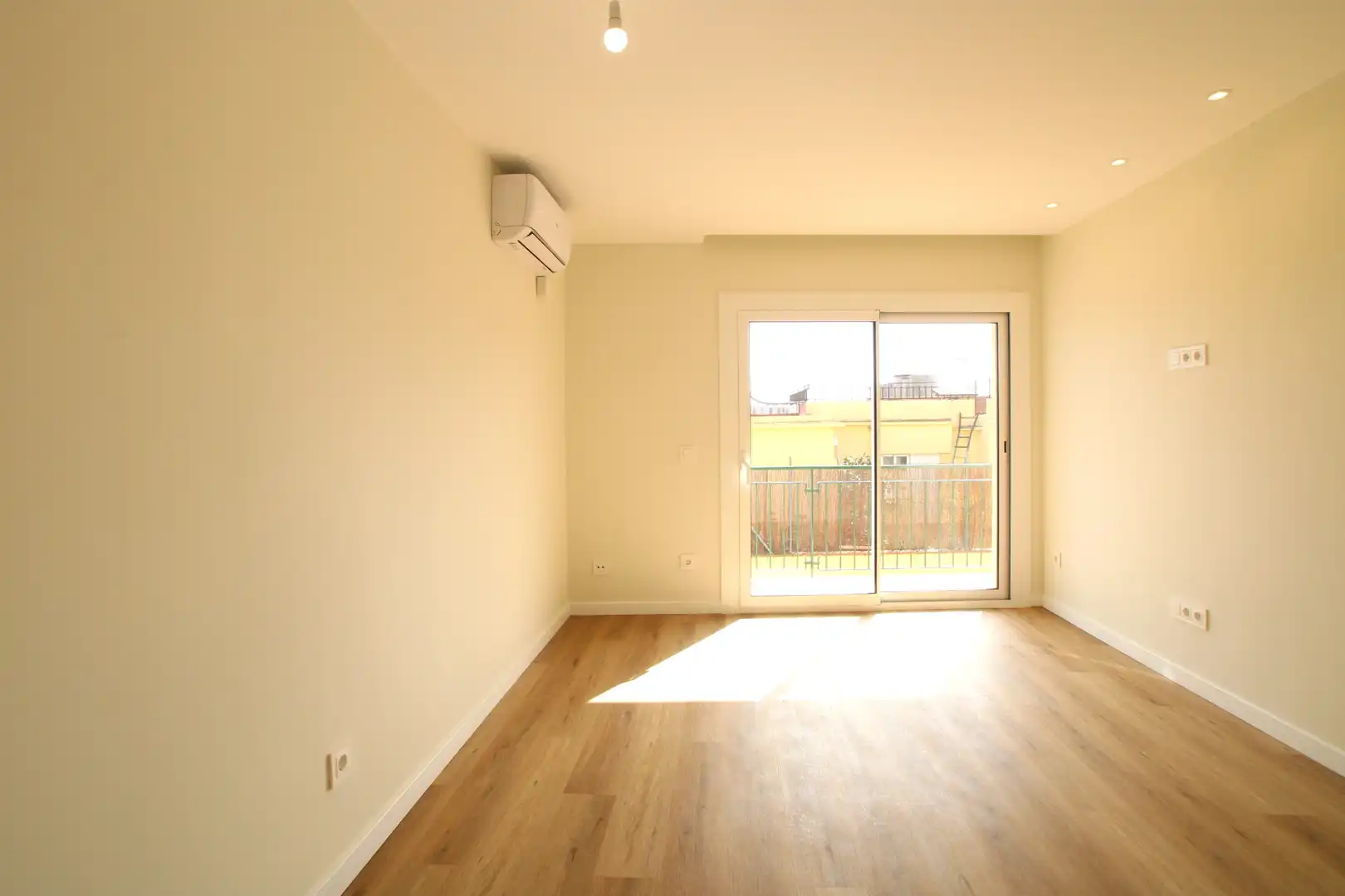 Schlafzimmer von Wohnung zum Verkauf in Argentona mit Klimaanlage, Parkett und Balkon