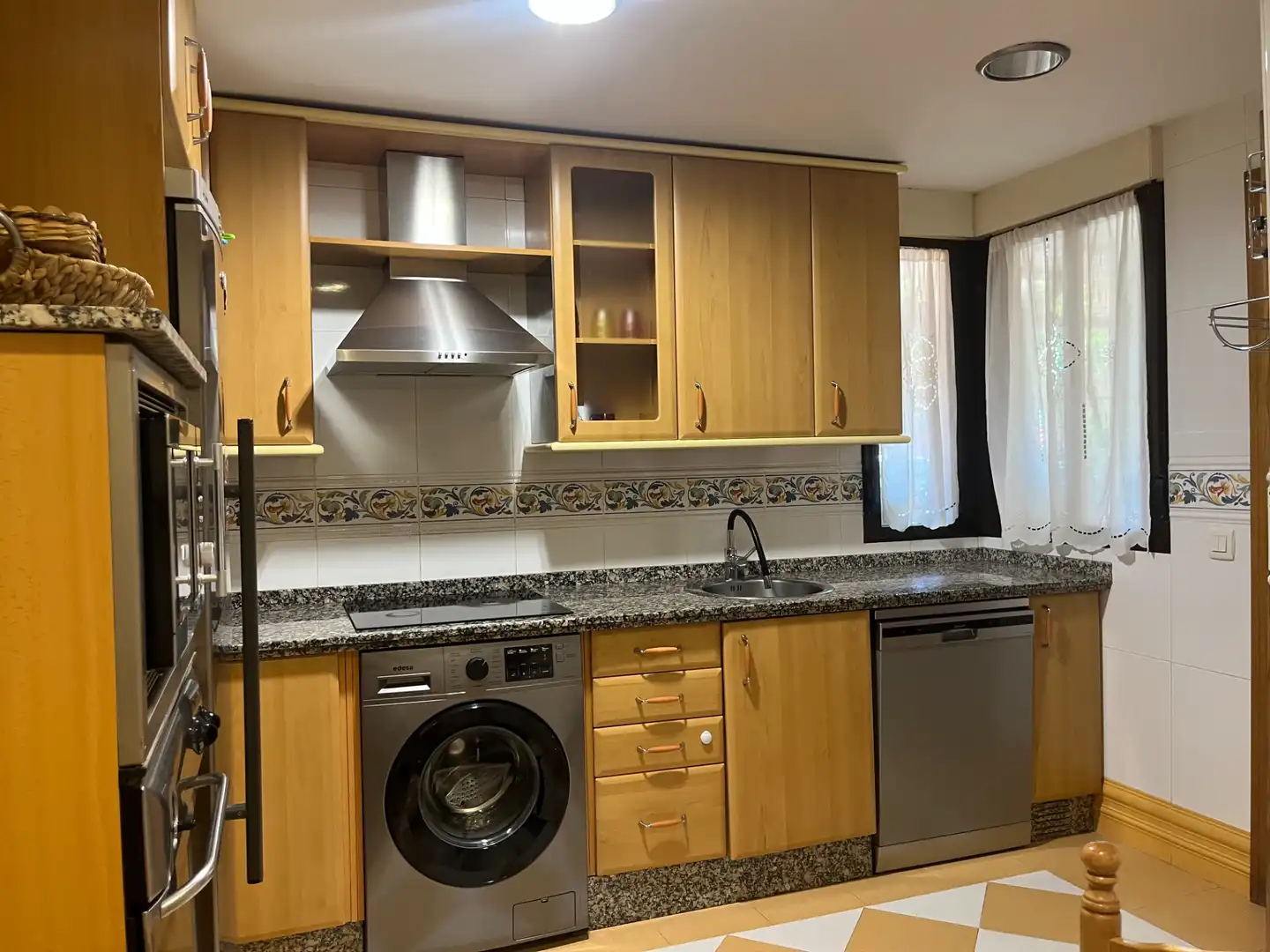 Cuina de Casa adosada en venda en Monterrubio de Armuña amb Calefacció, Jardí privat i Parquet
