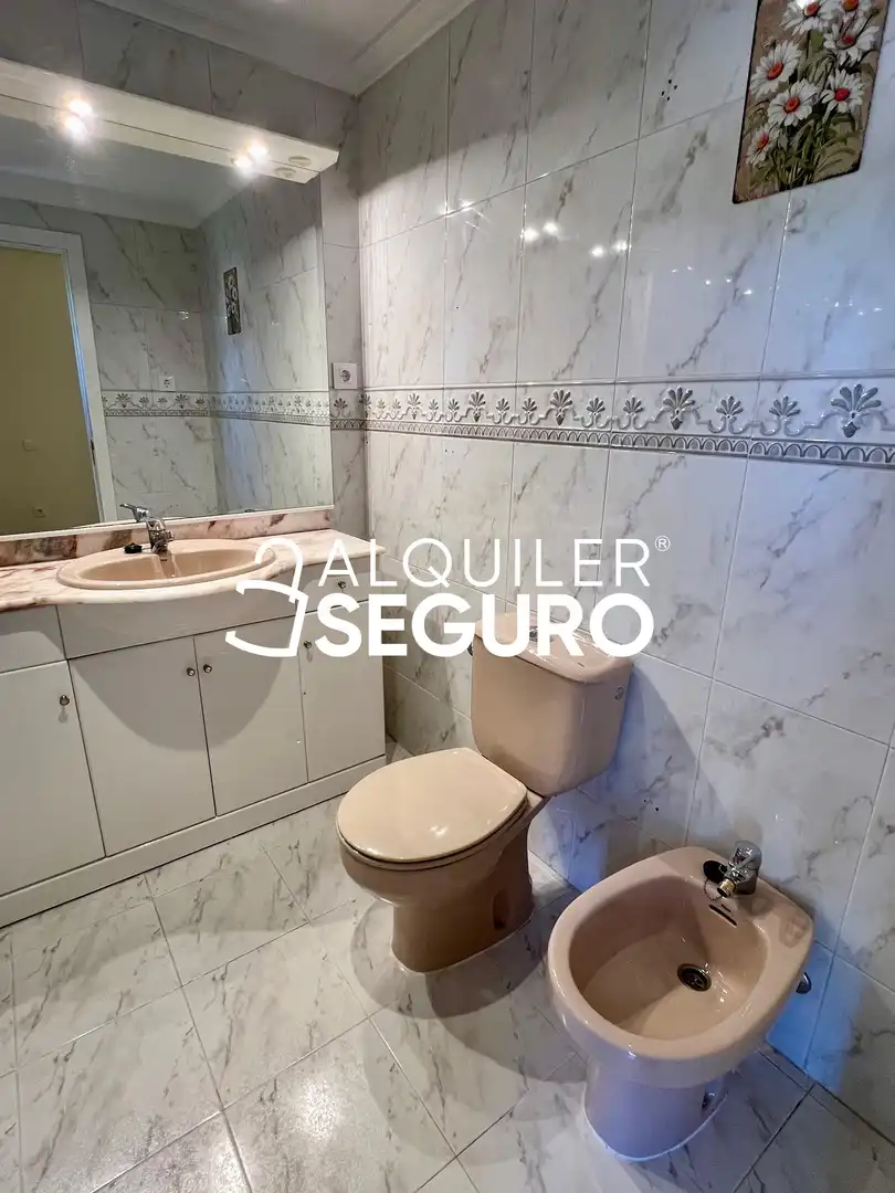 Bathroom of Flat for rent in Madrid  with Air Conditioner, Heating and Terrace