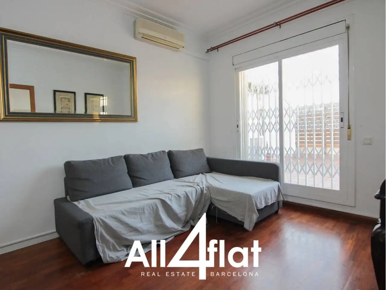Schlafzimmer von Dachboden zur Miete in Barcelona mit Klimaanlage, Parkett und Terrasse