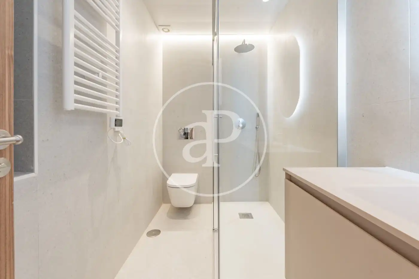 Bathroom of Flat for sale in Madrid  with Air Conditioner and Heating