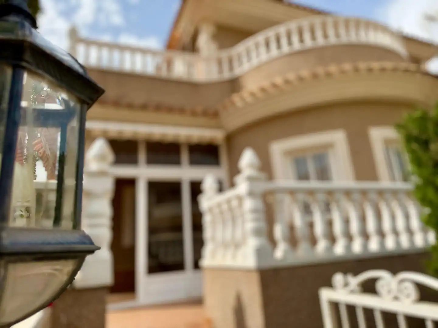 Vista exterior de Casa o xalet en venda en Torrevieja amb Aire condicionat, Jardí privat i Terrassa