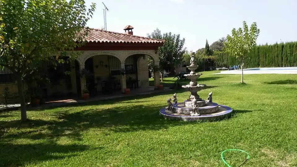 Jardín de Casa o chalet en venta en Sanlúcar la Mayor con Aire acondicionado, Jardín privado y Trastero