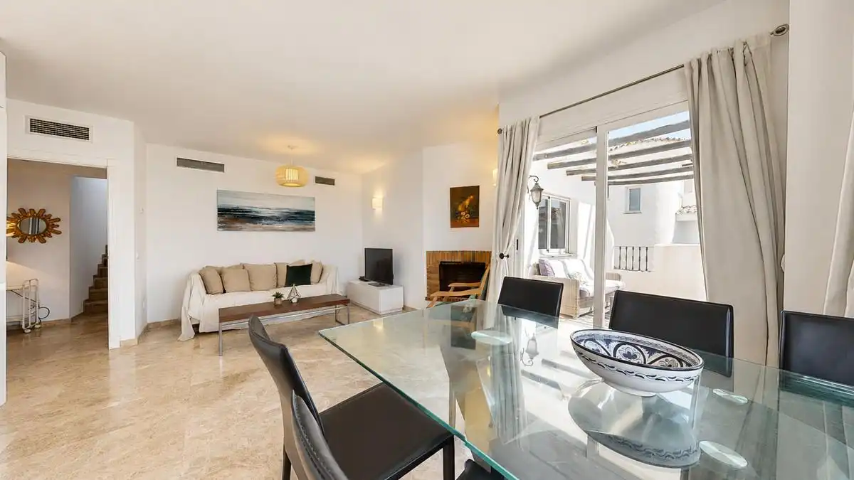 Menjador de Àtic en venda en Marbella amb Aire condicionat, Jardí privat i Terrassa