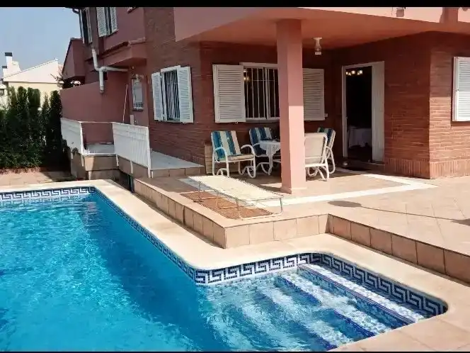 Piscina de Casa adosada en venda en Paterna amb Aire condicionat, Piscina i Balcó
