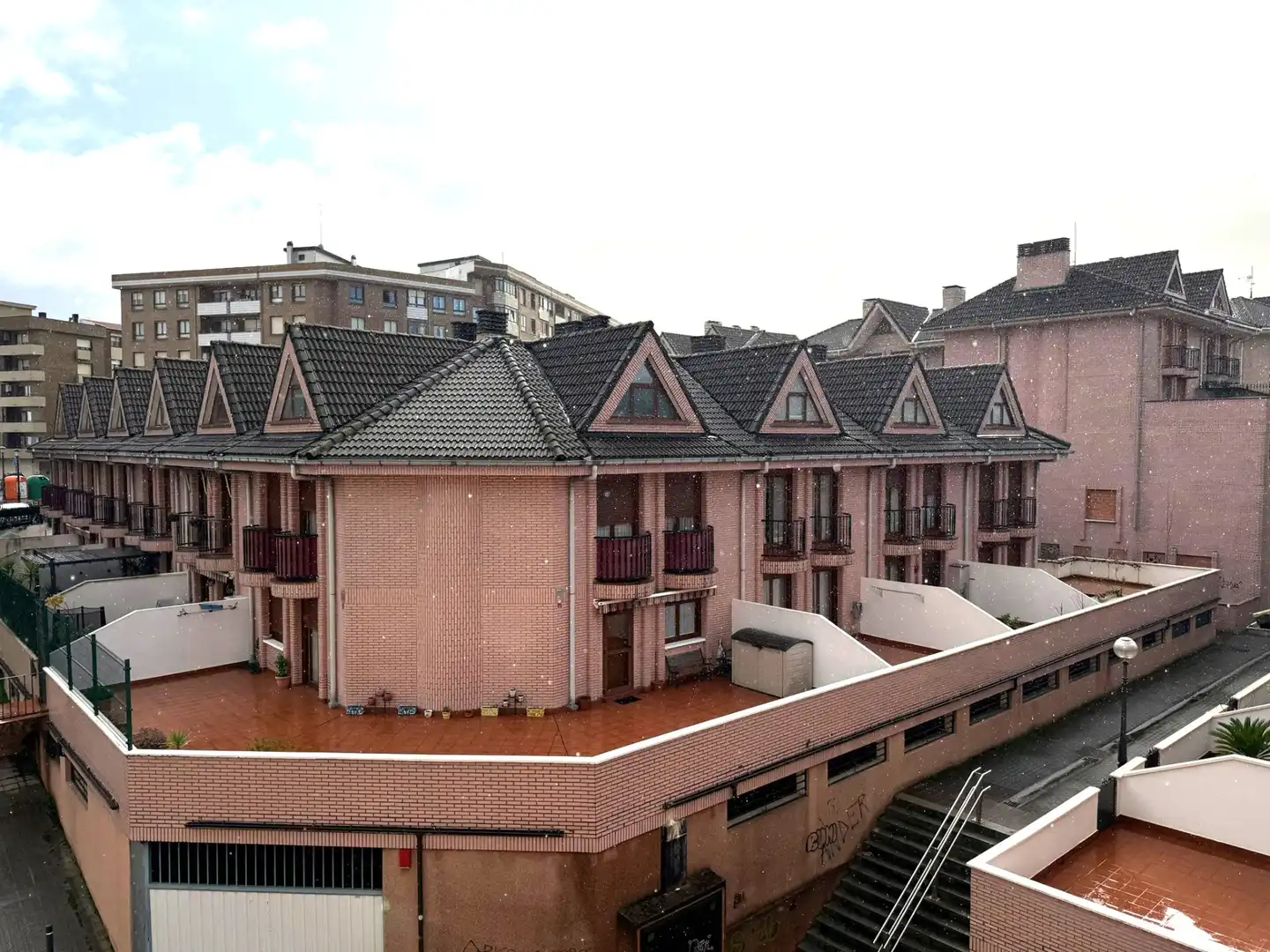 Vista exterior de Casa o xalet en venda en Valle de Trápaga-Trapagaran amb Calefacció, Jardí privat i Terrassa