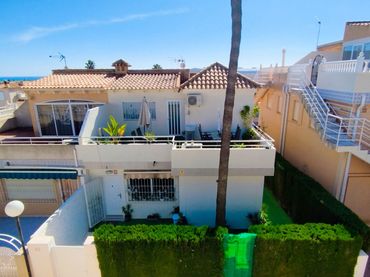 Casa aparellada amb piscina en venda a Moncayo 84