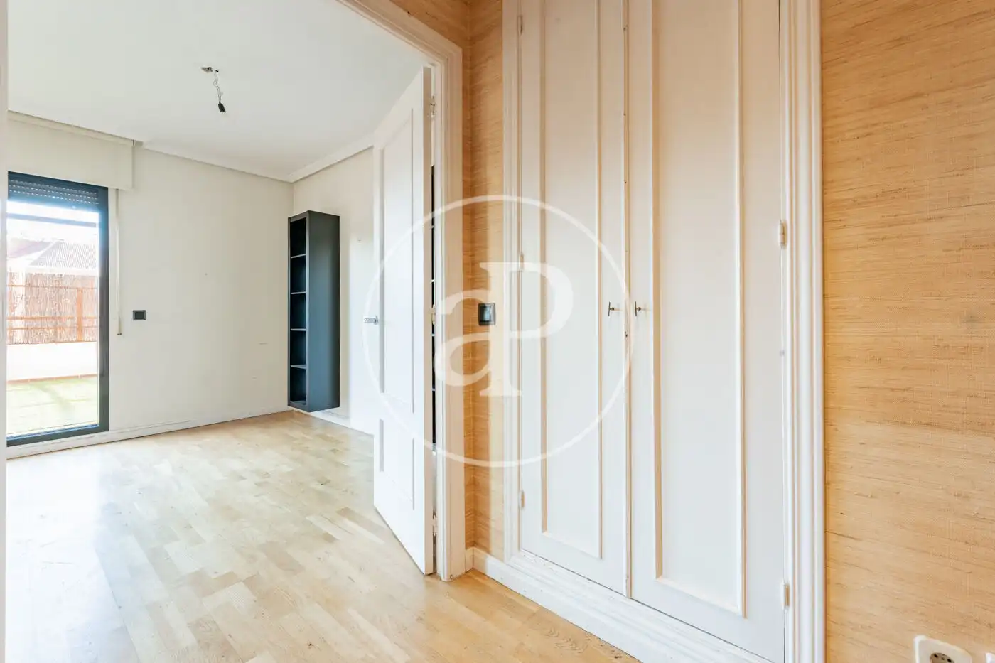 Wohnung zum Verkauf in La Moraleja mit Klimaanlage, Heizung und Privatgarten