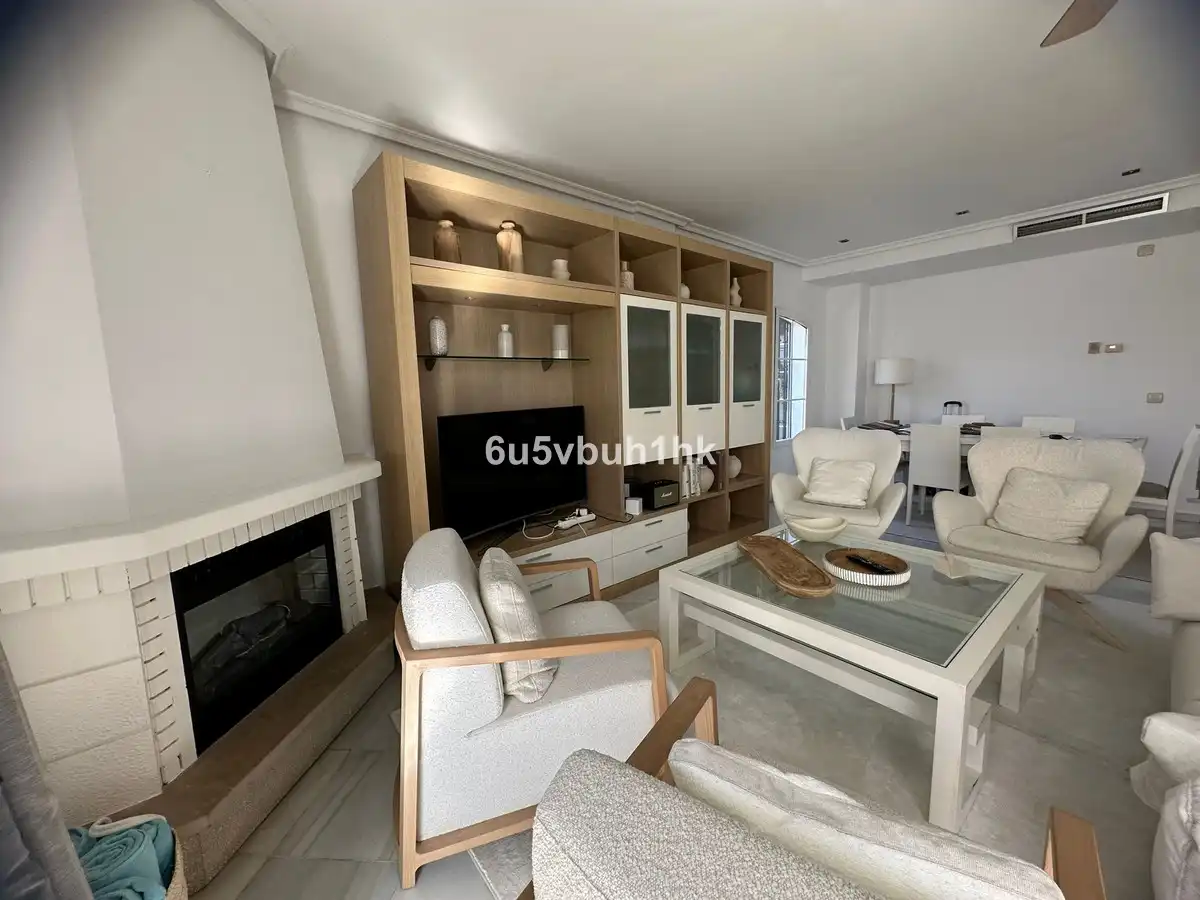Sala d'estar de Casa adosada de lloguer en Marbella amb Aire condicionat, Jardí privat i Piscina