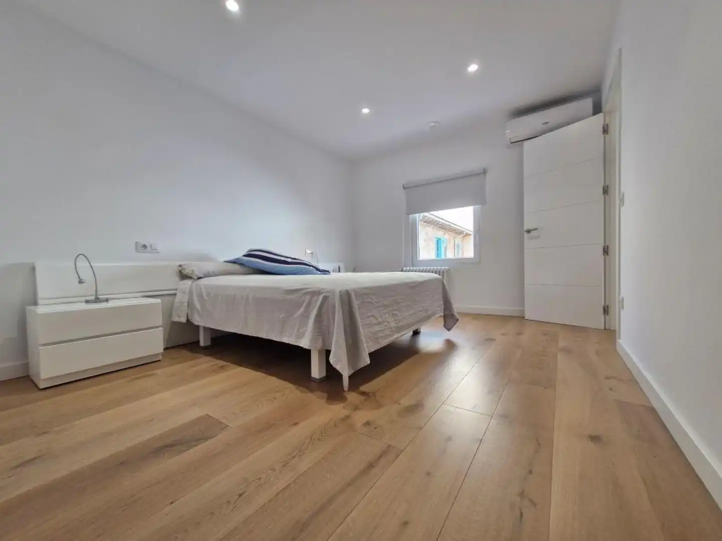 Dormitori de Casa adosada en venda en Torrelavega  amb Aire condicionat, Calefacció i Jardí privat