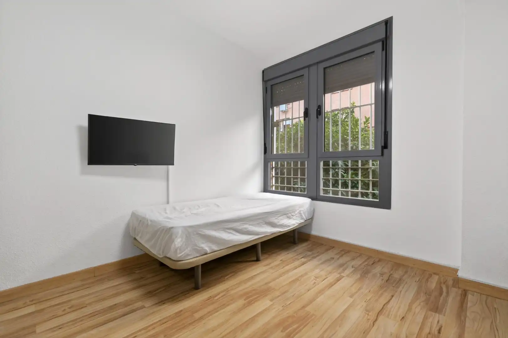 Habitación de Piso en venta en Sevilla con Aire acondicionado, Terraza y Piscina comunitaria