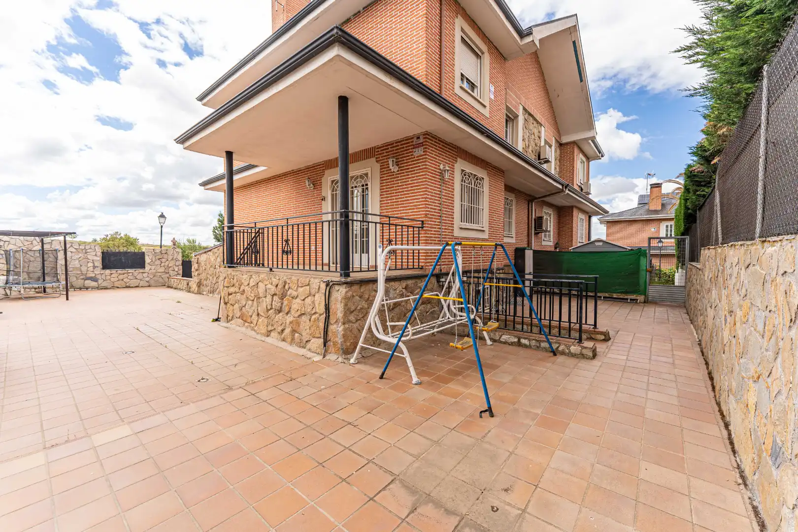 Vista exterior de Casa adosada en venda en Arroyomolinos (Madrid) amb Calefacció, Jardí privat i Moblat