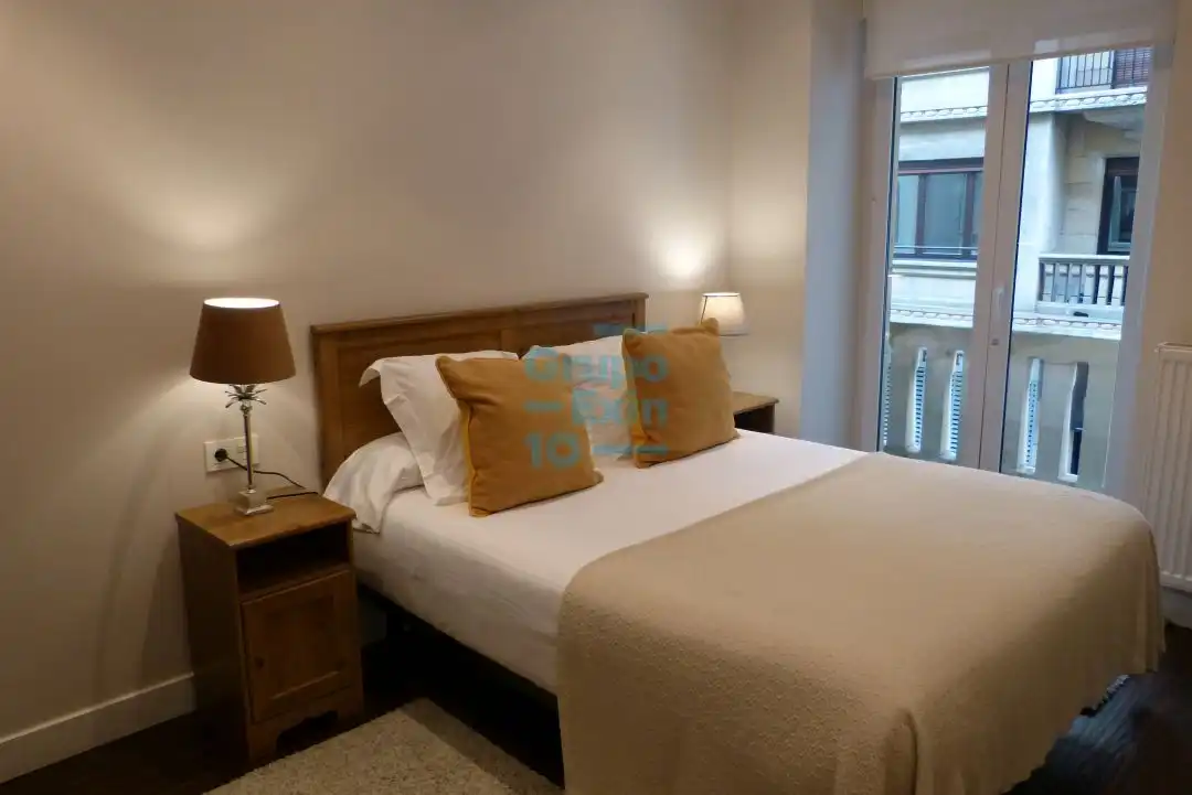 Schlafzimmer von Wohnung zur Miete in Donostia - San Sebastián  mit Balkon