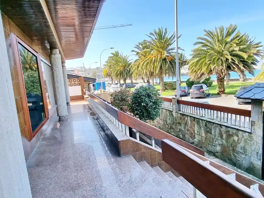 Vista exterior de Local de lloguer en Oleiros amb Terrassa