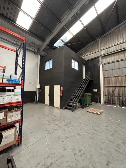 Außenansicht von Fabrikhallen zur Miete in Riba-roja de Túria mit Alarm