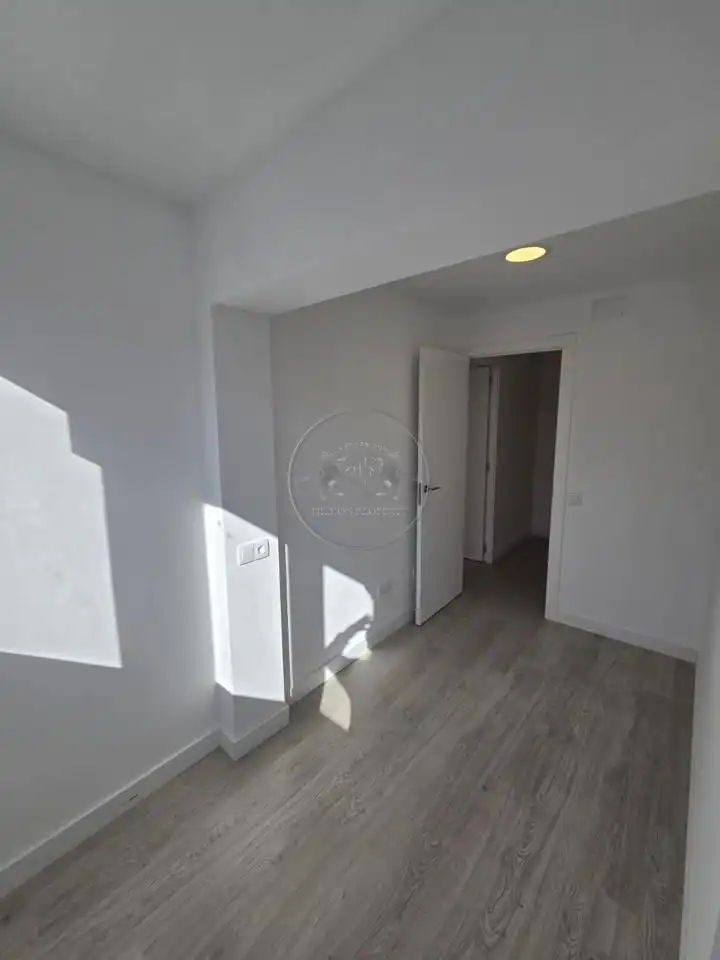 Flat for sale in Madrid  with Air Conditioner and Alarm